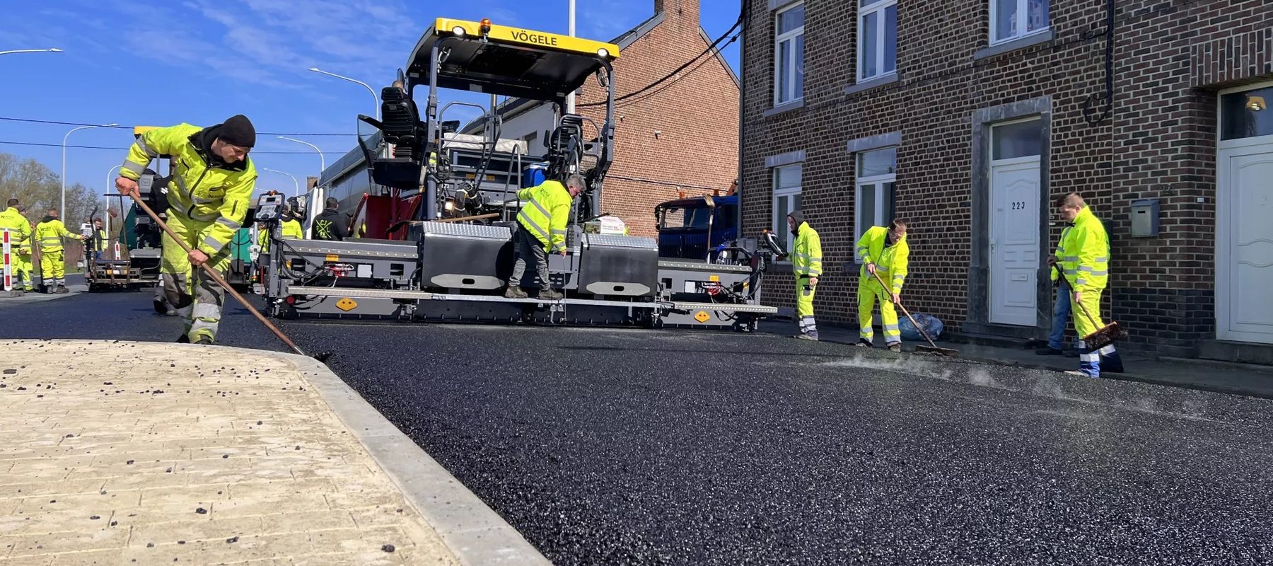 Pose d'asphalte par les équipes du groupe